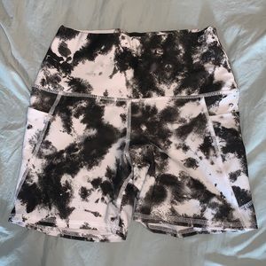 Highwaisted workout shorts (size m)